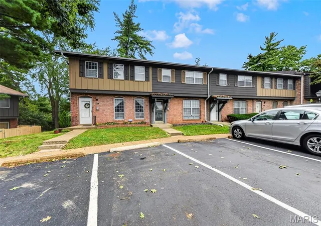 8820-santa-bella-dr-hazelwood-mo-63042/hzid_b0170769