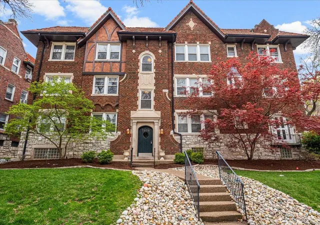 7570-byron-pl-3w-st-louis-mo-63105/hzid_cdda06ac
