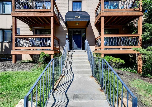 1114-w-46th-st-2-kansas-city-mo-64111/hzid_fa126822