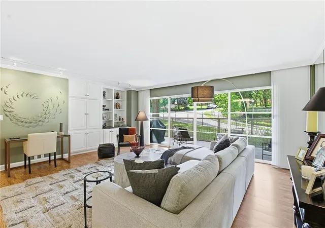 310-w-49th-st-206-kansas-city-mo-64112/hzid_f67cb148