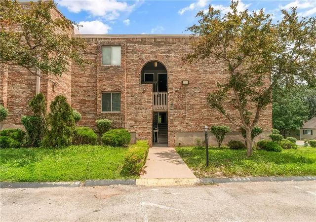 1802-e-97th-st-a-kansas-city-mo-64131/hzid_8983e0c6