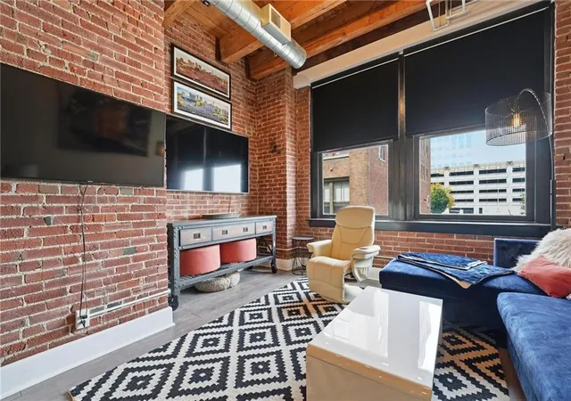 706-broadway-blvd-201-kansas-city-mo-64105/hzid_6a16aa8b