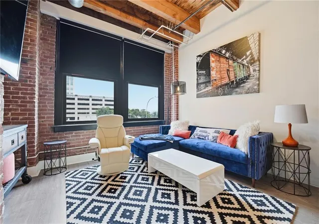 706-broadway-blvd-201-kansas-city-mo-64105/hzid_6a16aa8b