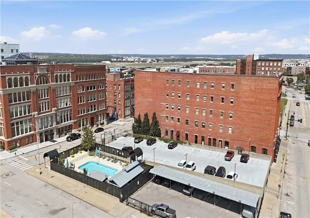609-central-st-1306-kansas-city-mo-64105/hzid_d13d8f8d