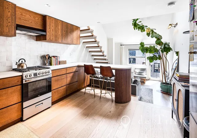211-thompson-st-6e-new-york-city-ny-10012/hzid_c8a30dd4