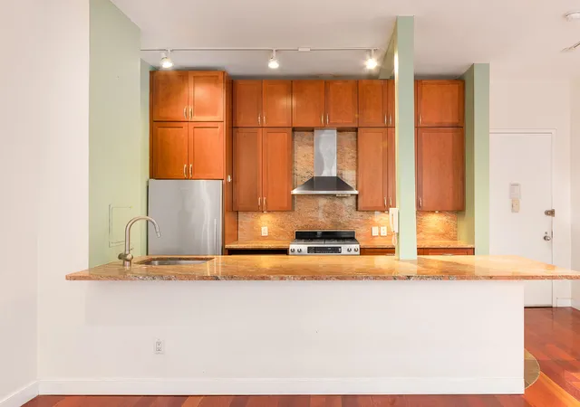 250-s-end-ave-2a-new-york-city-ny-10280/hzid_c8a2f395
