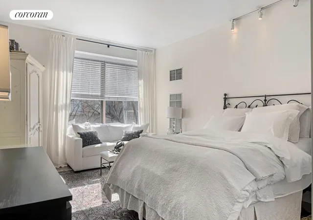 200-e-69th-street-4r-new-york-city-ny-10021/hzid_3d8b2531