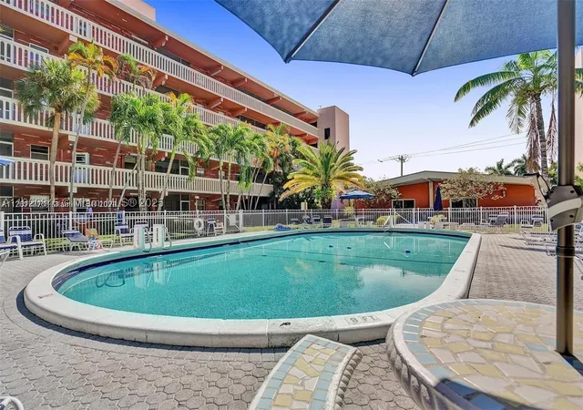 180-ne-12th-ave-12e-hallandale-beach-fl-33009/hzid_4bf4685f