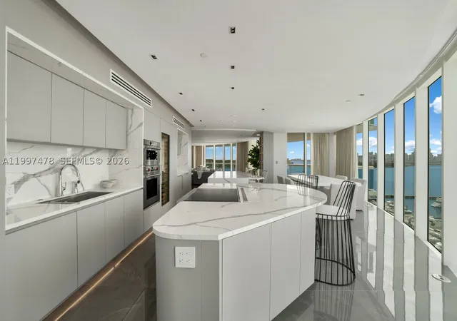 1000-s-pointe-dr-901-miami-beach-fl-33139/hzid_aacfafcc