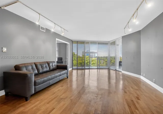 2000-towerside-ter-709-miami-fl-33138/hzid_7382642b