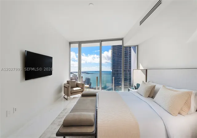 300-biscayne-boulevard-way-3905w-miami-fl-33131/hzid_cb76fd3d