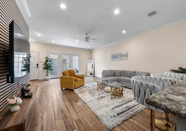 660-wilcrest-dr-660-houston-tx-77042/hzid_ce153a7e