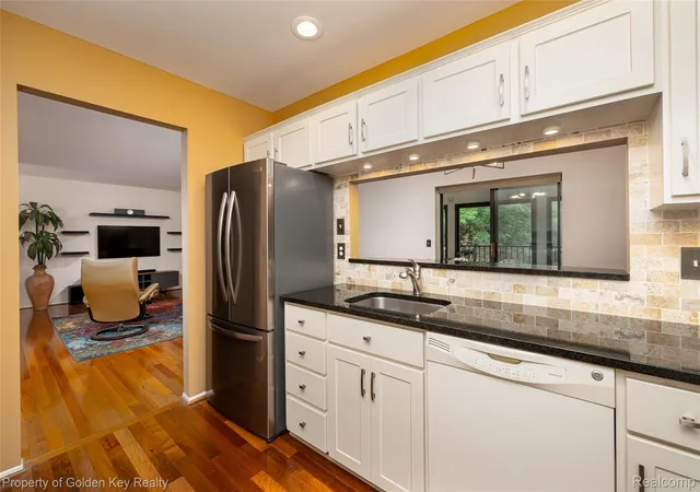 17955-university-park-dr-82-livonia-mi-48152/hzid_fee8e449
