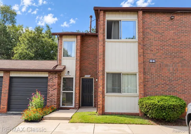 33899-pondview-cir-10-livonia-mi-48152/hzid_ca44f5fb