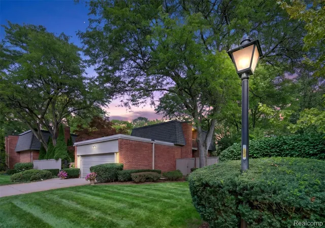 1043-stratford-ln-bloomfield-hills-mi-48304/hzid_297d830f