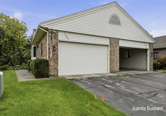 1082-amberwood-w-dr-130-byron-center-mi-49315/hzid_9d0a0928