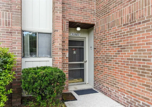 33587-pondview-cir-114-livonia-mi-48152/hzid_09f204db