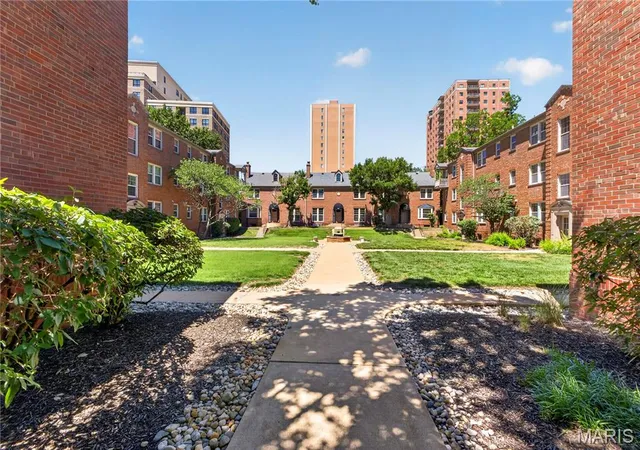 827-westwood-dr-2e-saint-louis-mo-63105/hzid_0b752c1f