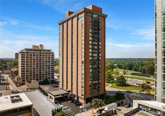 200-s-brentwood-blvd-6f-saint-louis-mo-63105/hzid_3698c4bc