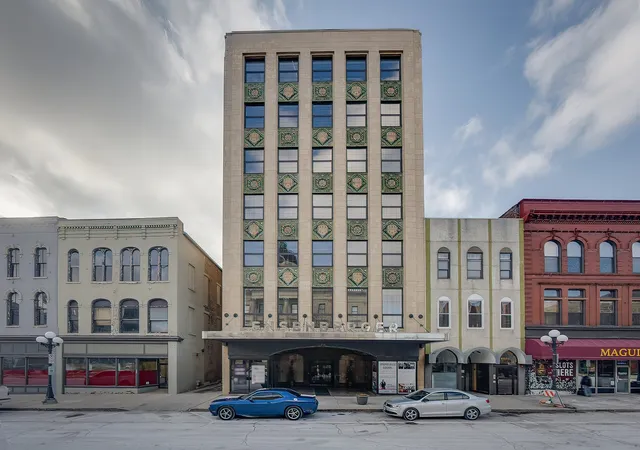 212-n-center-st-301-bloomington-il-61701/hzid_a33467b3