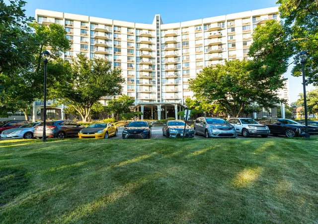 20-n-tower-rd-8g-oak-brook-il-60523/hzid_d227eb14