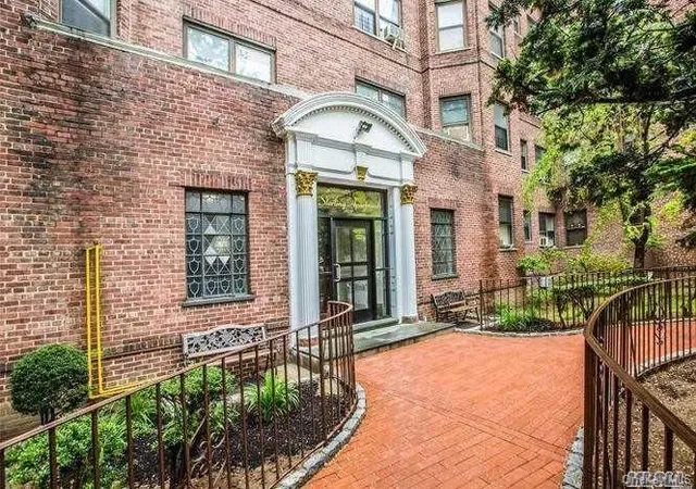 61-41-saunders-st-b57-new-york-ny-11374/hzid_5f2d4996
