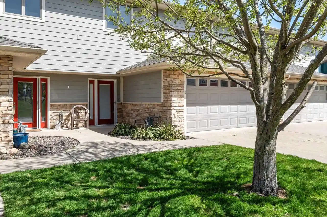 178-e-front-street-street-13-marquette-wi-53947/hzid_2dd8be5e