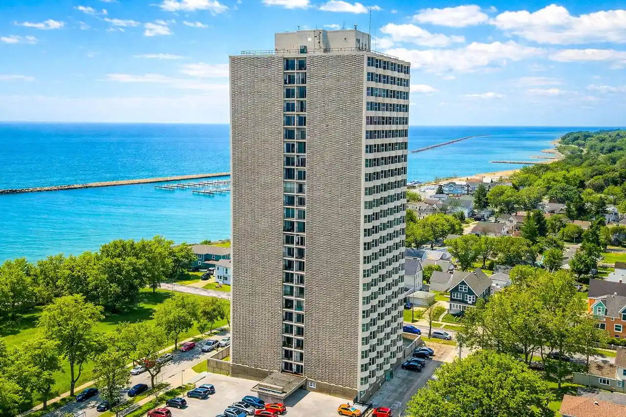 2525-s-shore-dr-dr-3c-milwaukee-wi-53207/hzid_d714184c