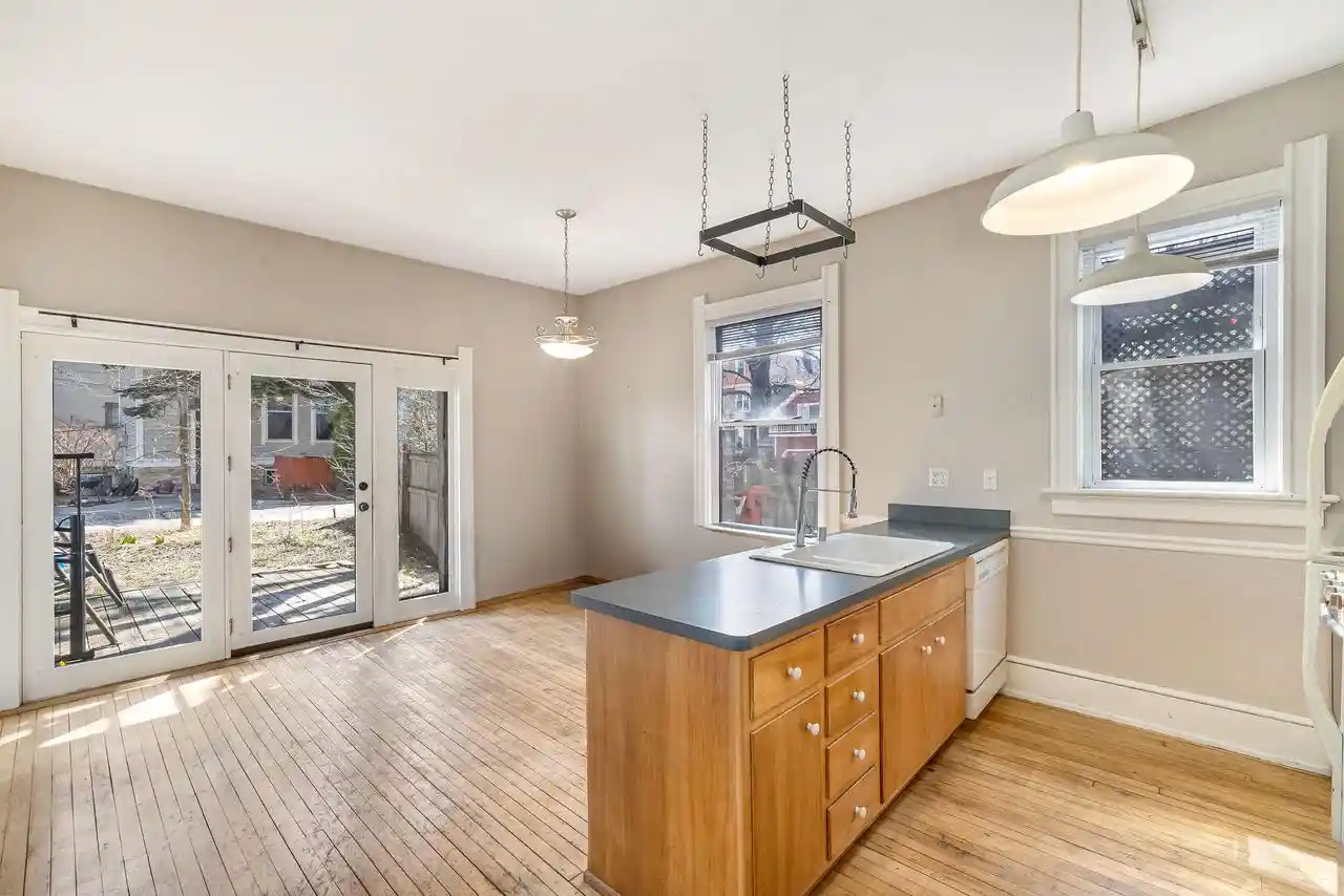 1566-n-warren-avenue-avenue-1568-milwaukee-wi-53202/hzid_2c0ac924