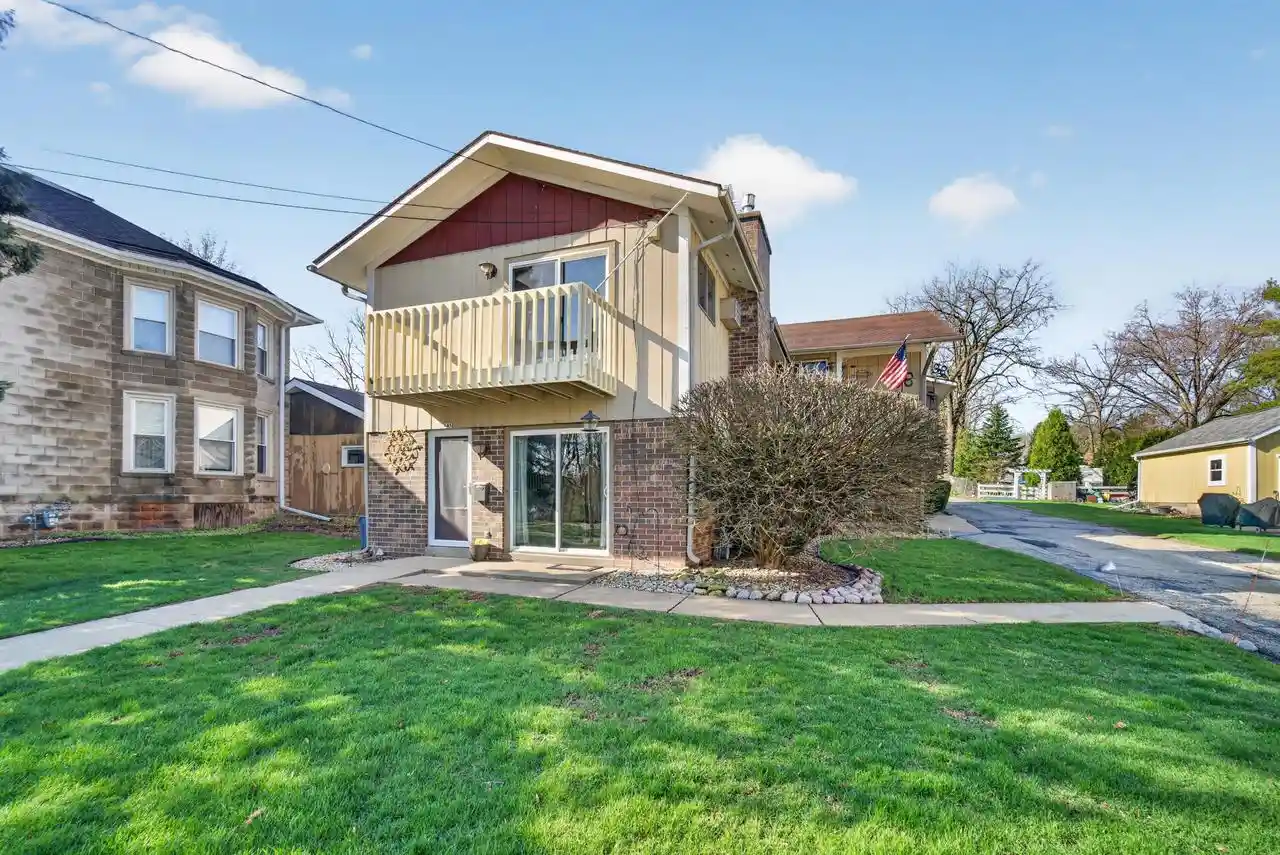 445-w-chestnut-street-street-burlington-wi-53105/hzid_38592b02