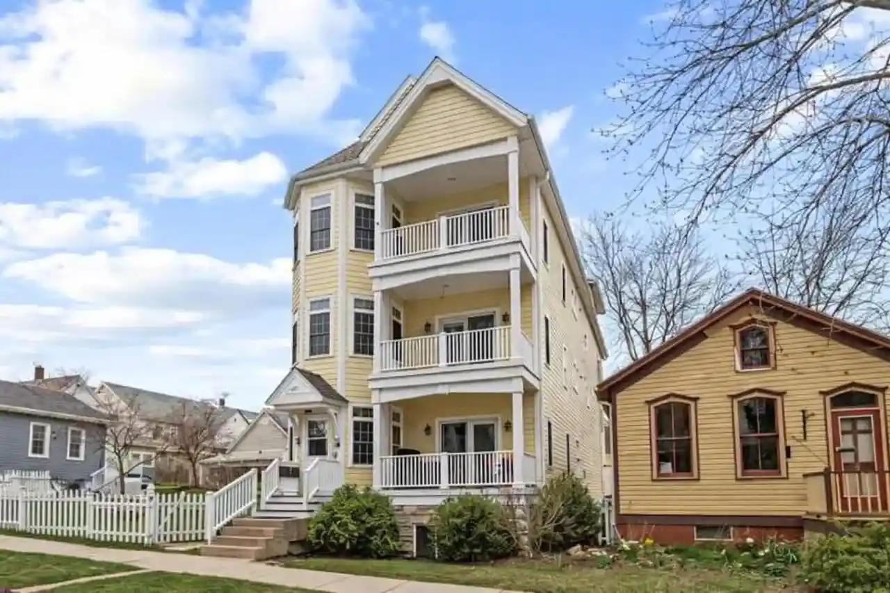224-e-lloyd-street-street-milwaukee-wi-53212/hzid_c6c27df9