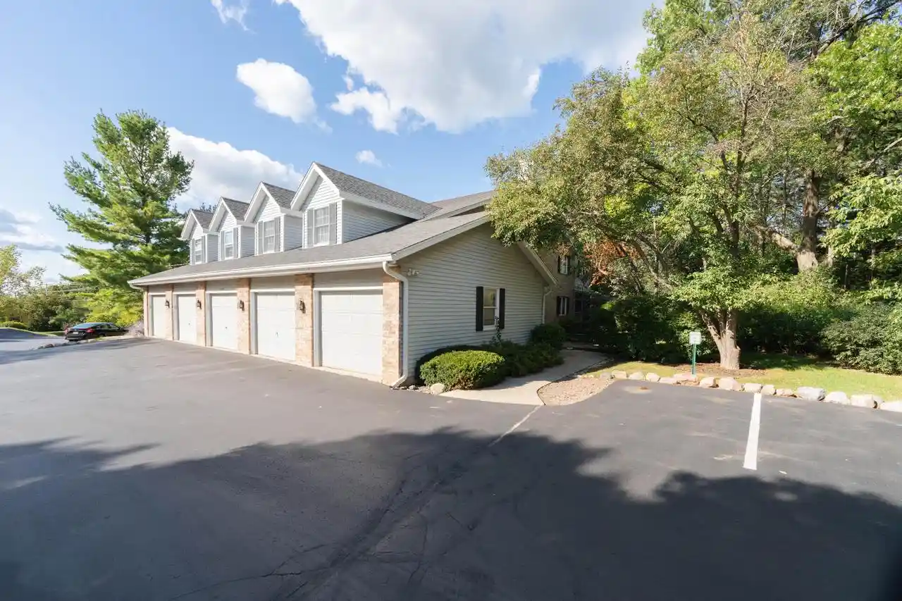 2357-quail-hollow-court-court-d-delafield-wi-53018/hzid_107d3977