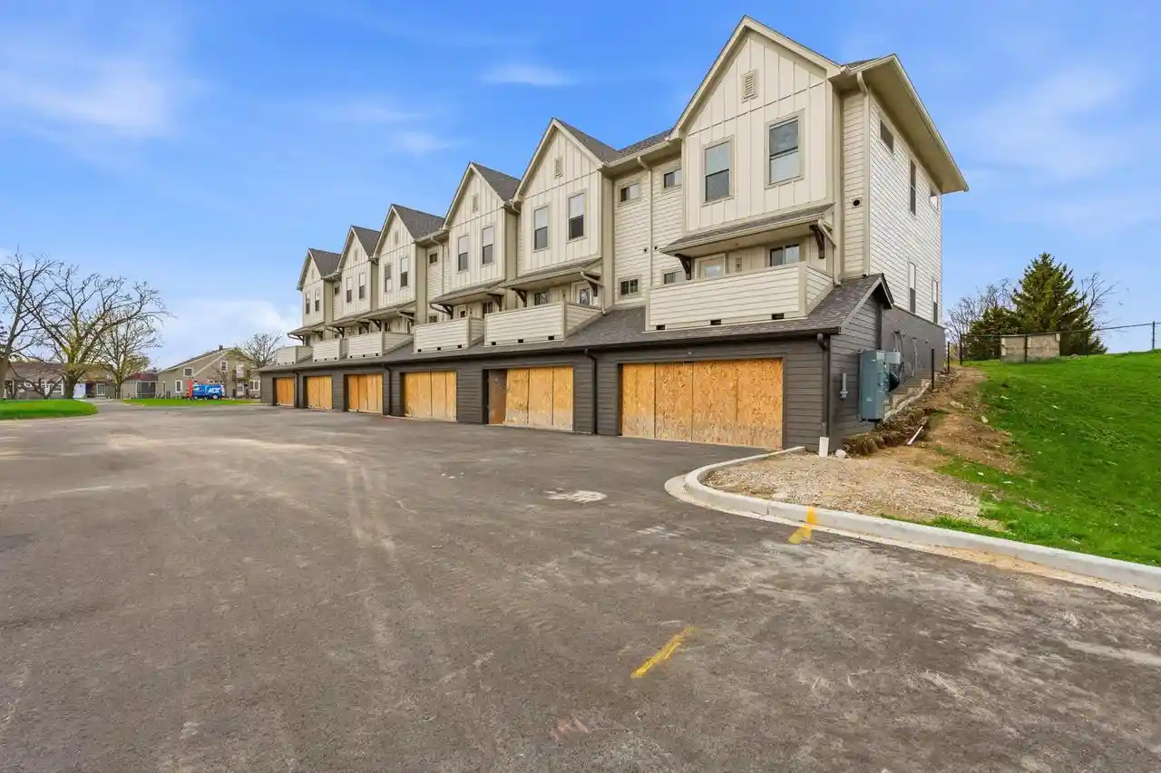 2125-e-howard-avenue-avenue-saint-francis-wi-53235/hzid_b6a031ae