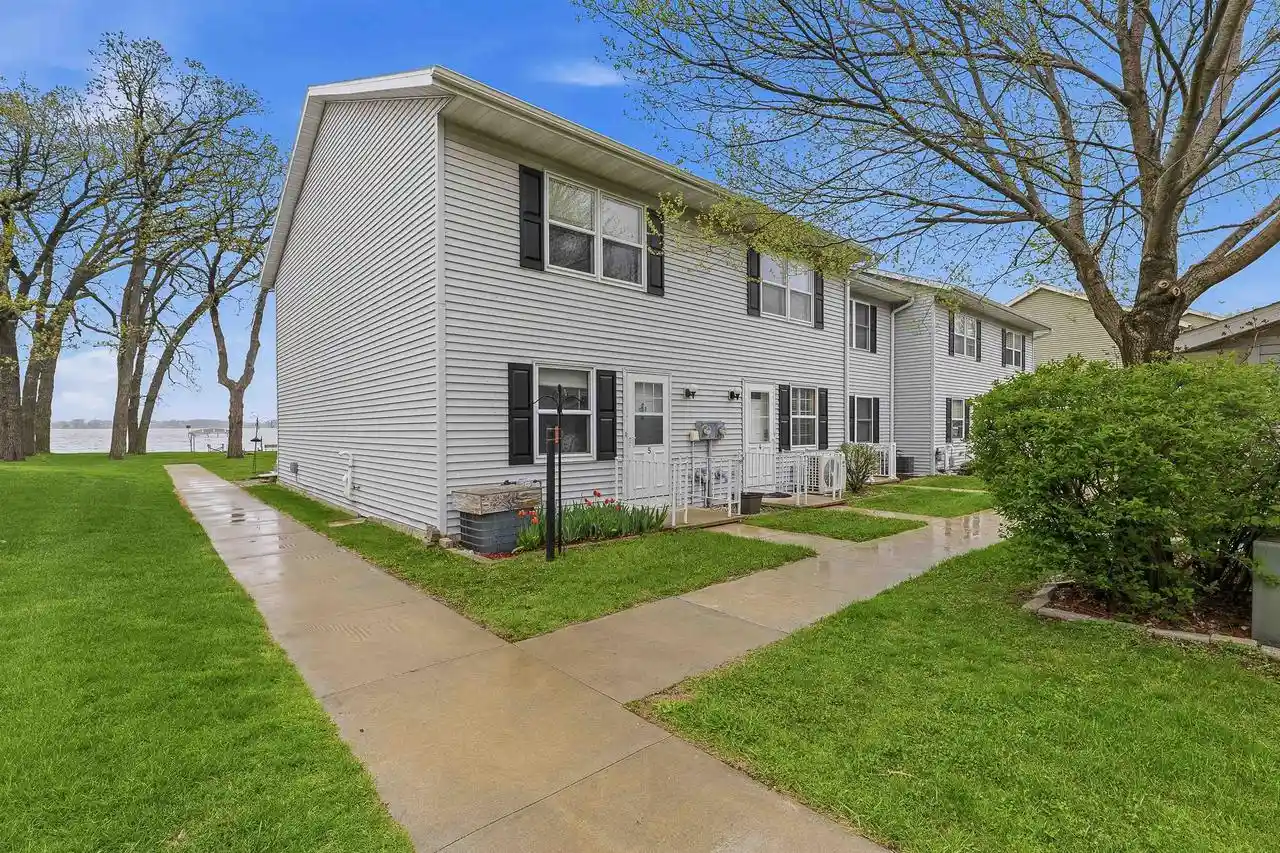 n10350-howard-dr-dr-4-fox-lake-wi-53933/hzid_b835c2e8