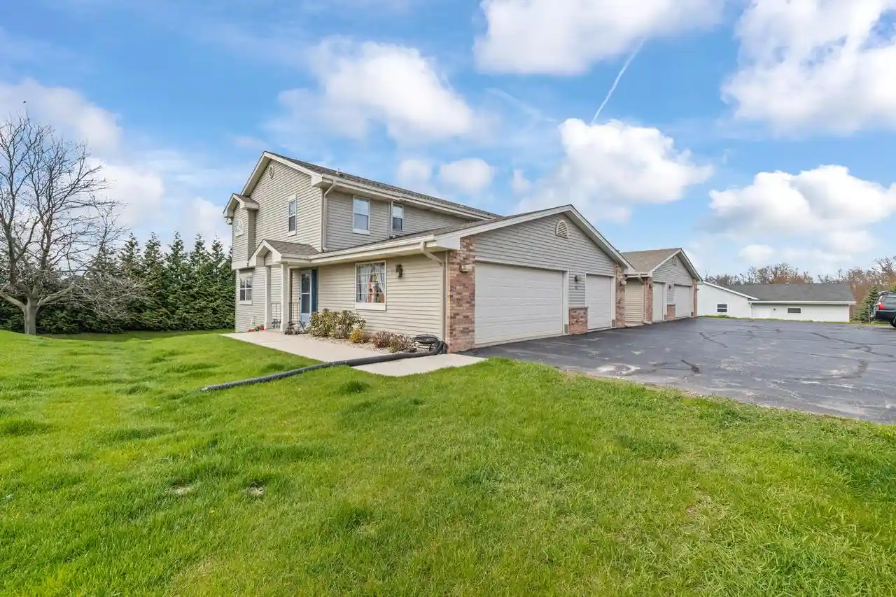 1015-e-woodview-court-court-2-slinger-wi-53086/hzid_69c953eb