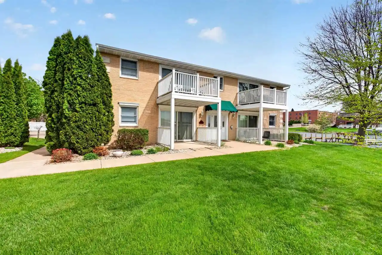 553-gold-street-street-204-green-lake-wi-54941/hzid_95e9374b