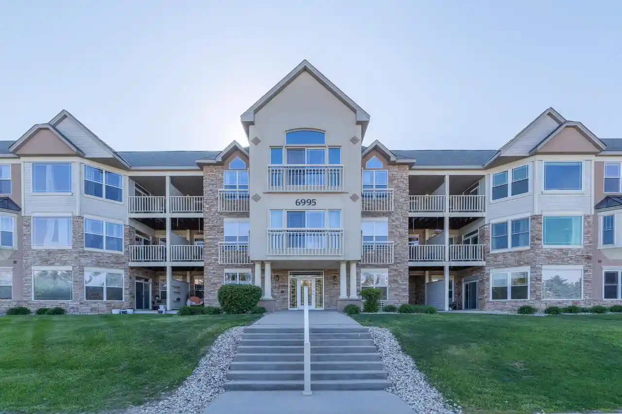 6995-s-riverwood-boulevard-s-boulevard-s-b06-franklin-wi-53132/hzid_ab3f3350