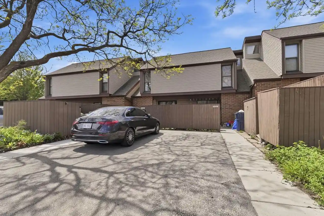 1411-w-edgerton-avenue-avenue-v-milwaukee-wi-53221/hzid_9ad6229c