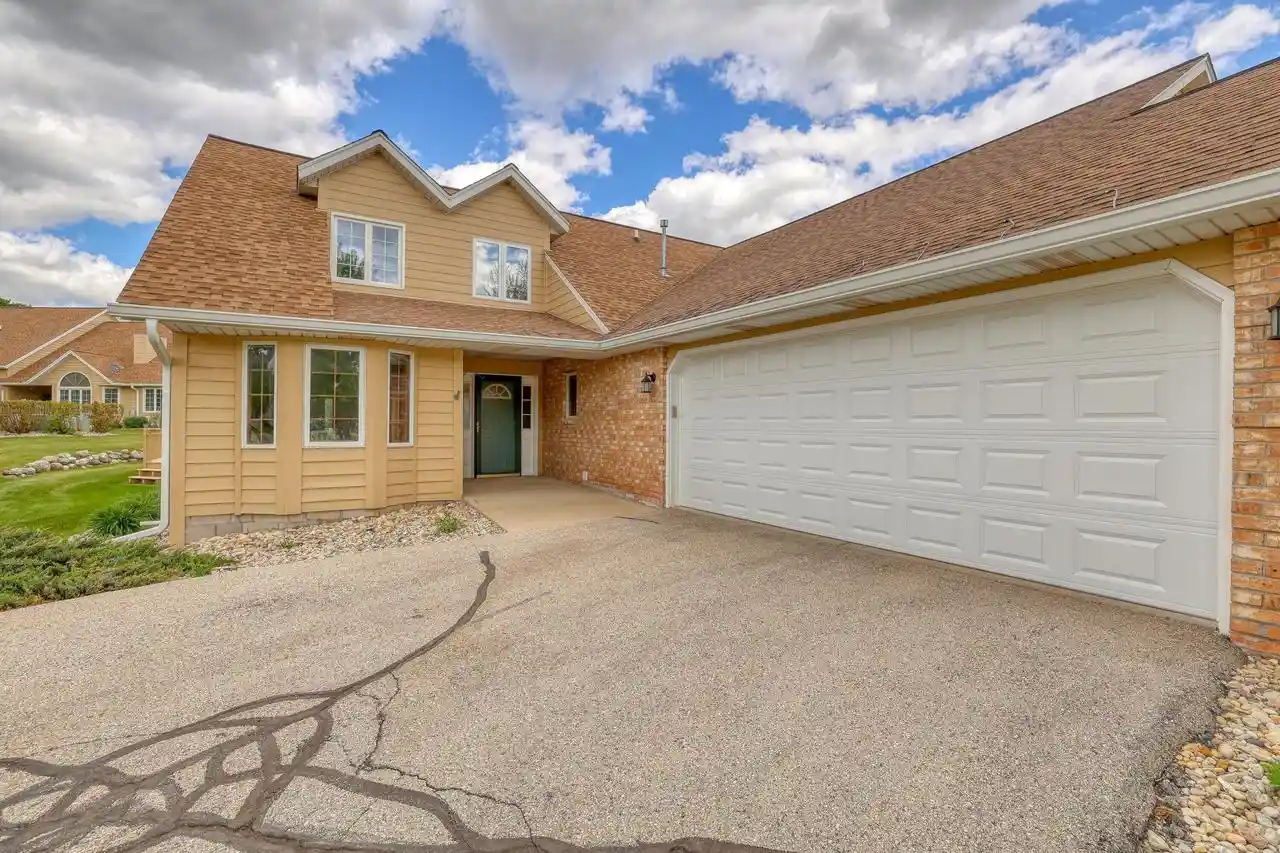 940-spyglass-hill-hill-waterford-wi-53185/hzid_7a39b91f
