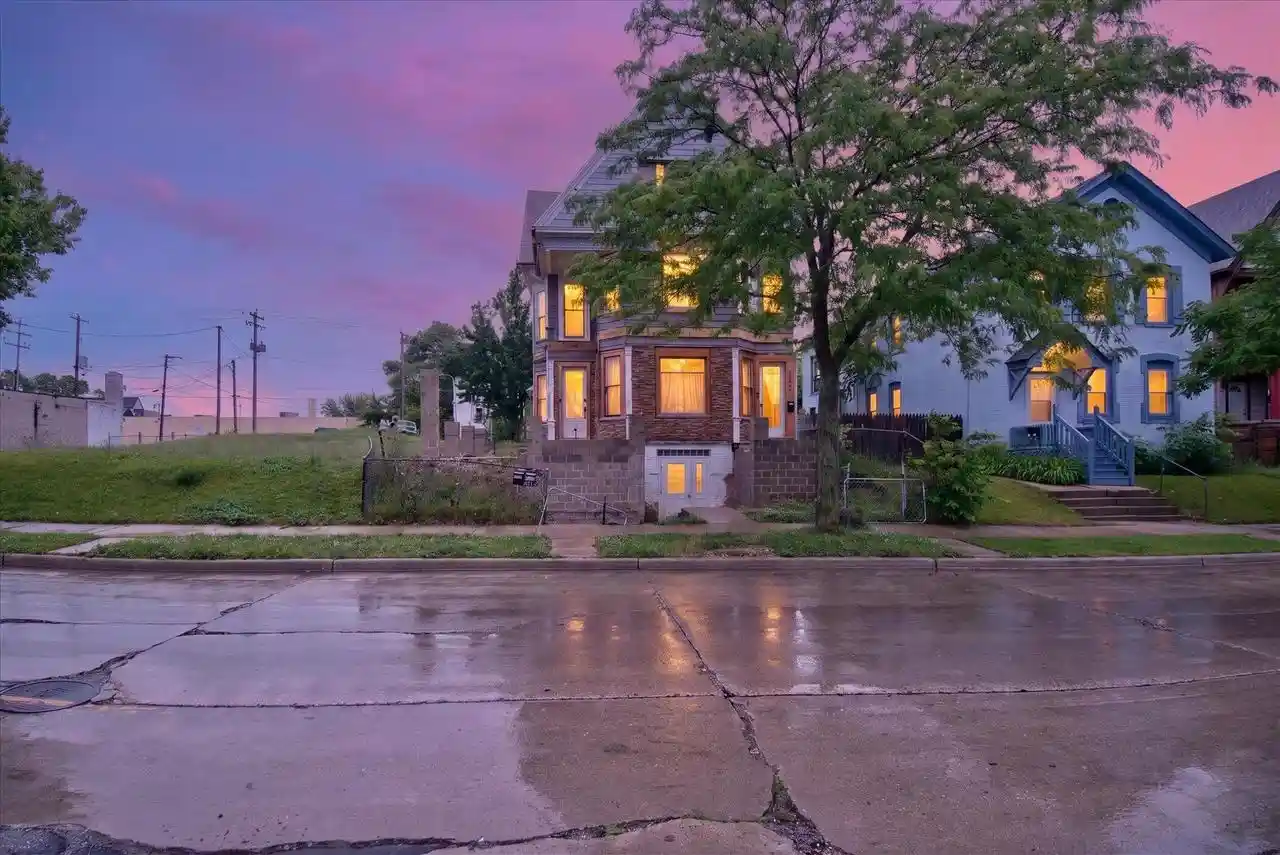 2329-n-vel-r-phillips-avenue-avenue-2331-milwaukee-wi-53212/hzid_7648c856