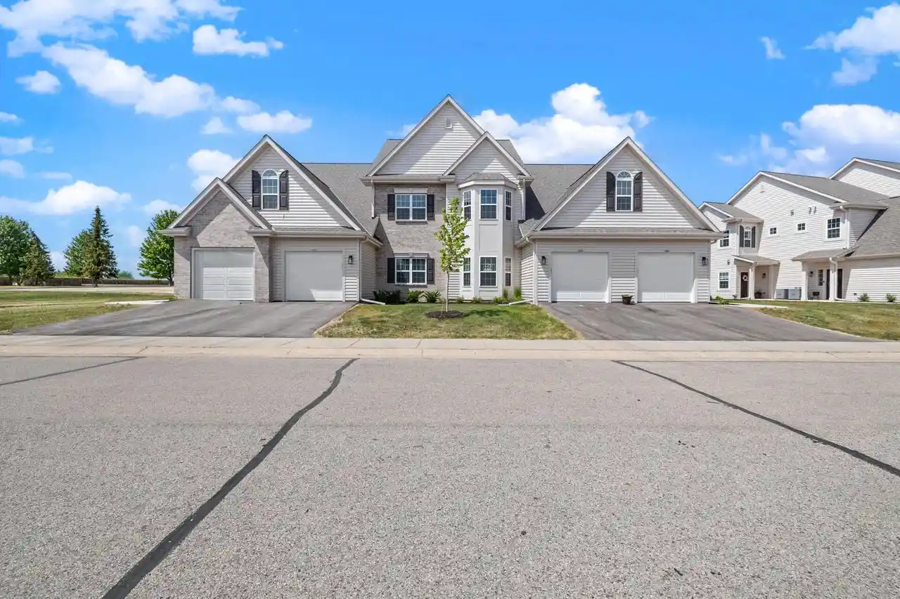 1881-woodland-way-way-420-1-slinger-wi-53086/hzid_40d6ee45