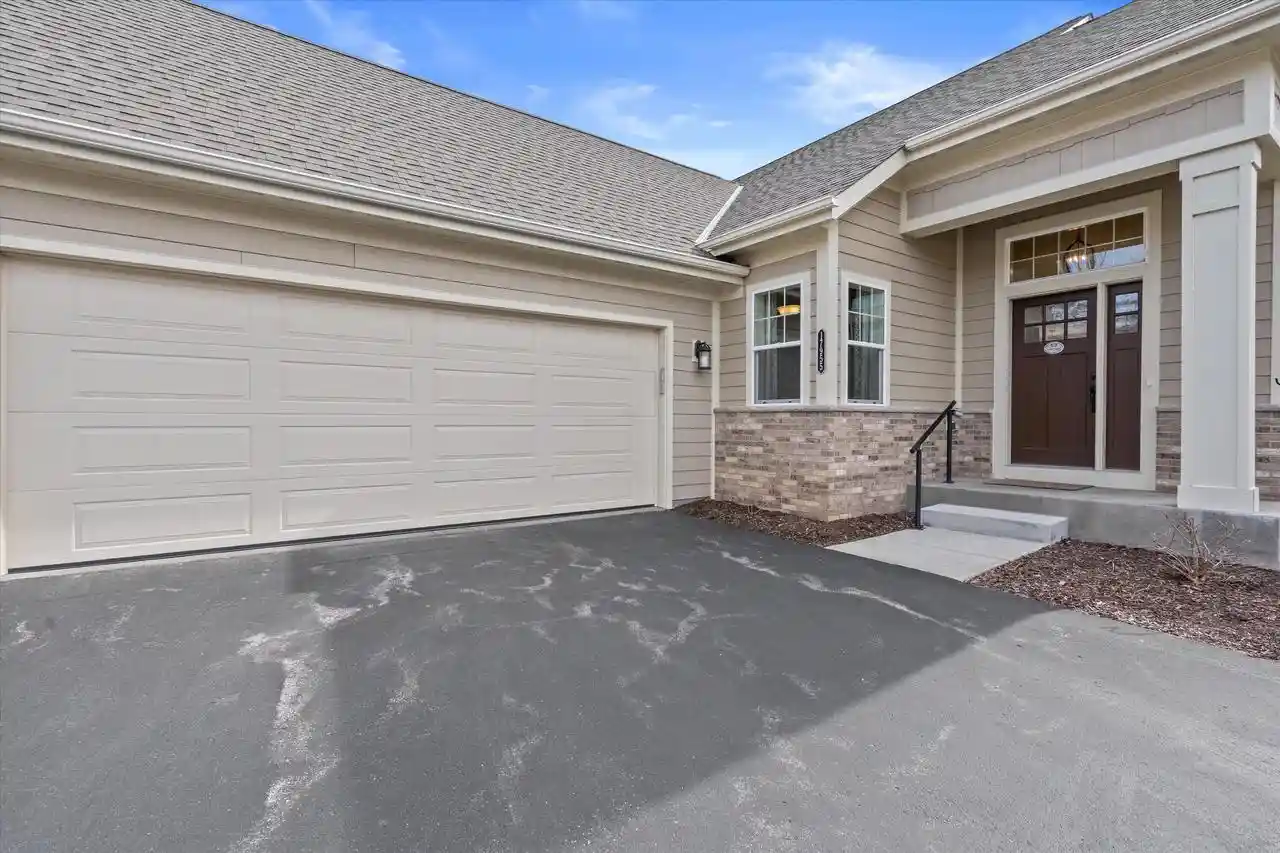 17955-ashlea-dr-dr-10-brookfield-wi-53045/hzid_5bbac79c