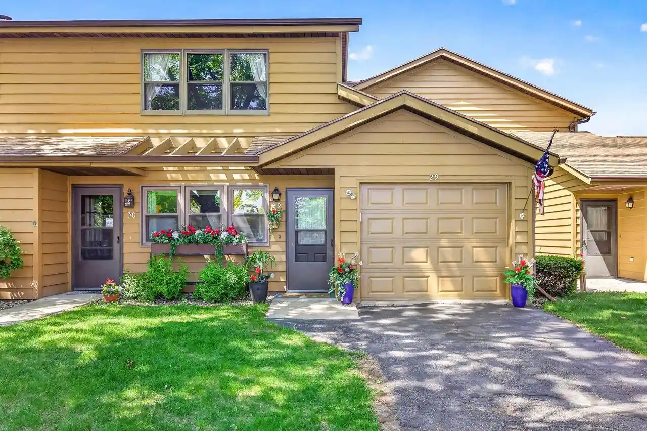 1135-manor-dr-dr-29-neenah-wi-54956/hzid_d4d525bc