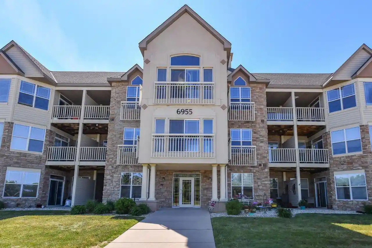 6955-s-riverwood-boulevard-boulevard-211-franklin-wi-53132/hzid_0b3402ae