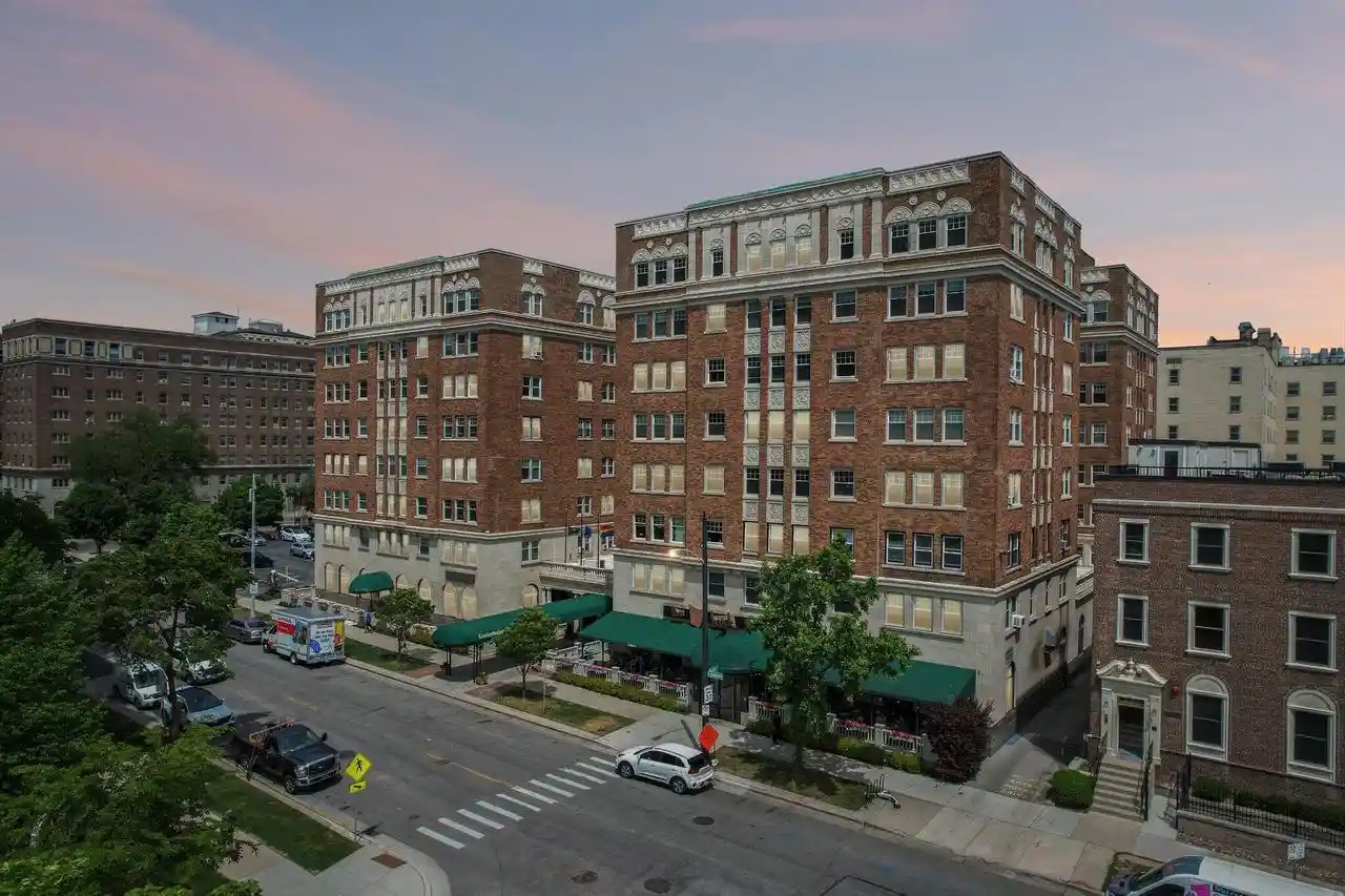 1028-e-juneau-avenue-avenue-825-26-milwaukee-wi-53202/hzid_a8dd373d
