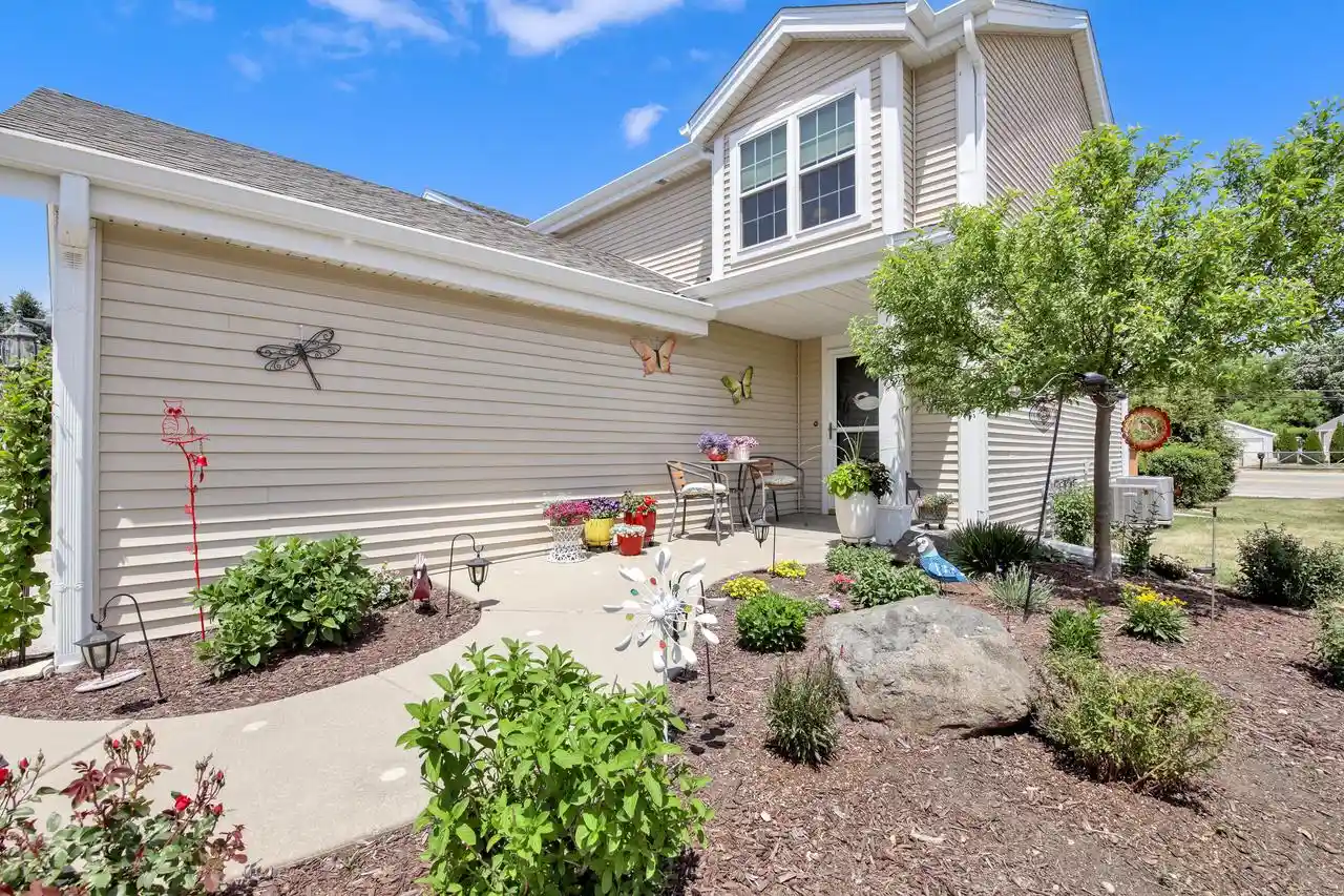 2101-e-broadway-d-waukesha-wi-53186/hzid_f34ba023