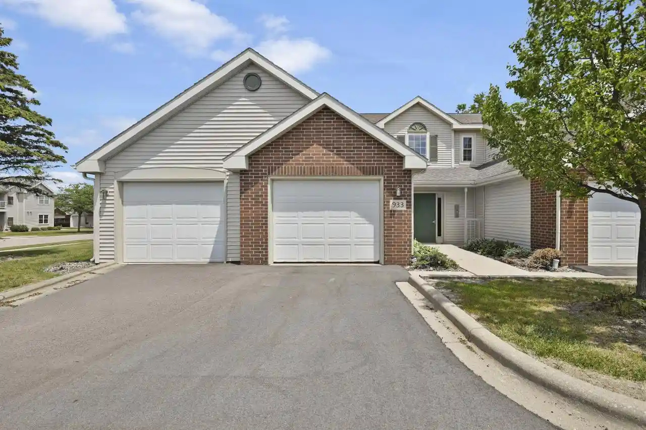 933-park-street-street-101-oregon-wi-53575/hzid_d01eb06c