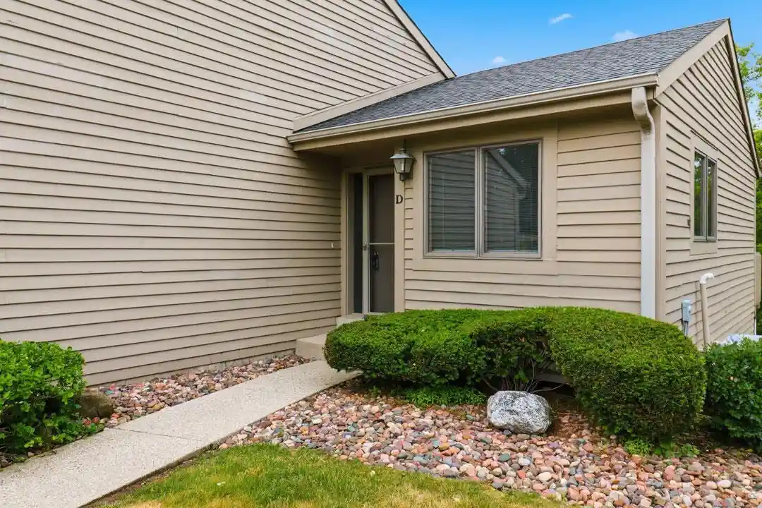 2962-madison-street-street-d-waukesha-wi-53188/hzid_b9e27bbc