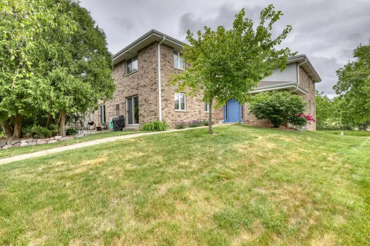 1360-meadowcreek-dr-dr-f-pewaukee-wi-53072/hzid_7be30438