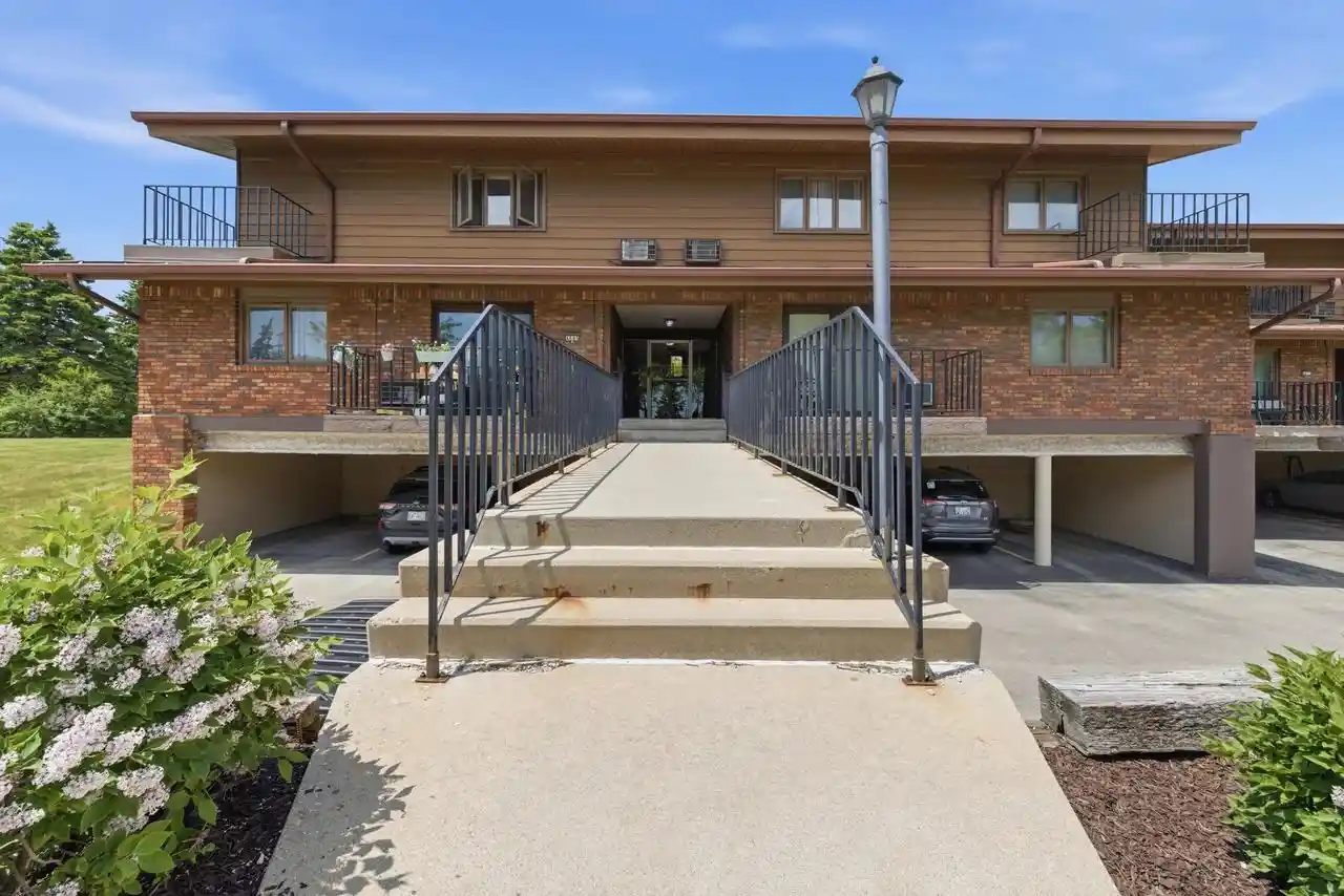 4085-s-84th-street-street-7-greenfield-wi-53228/hzid_38ad42fa
